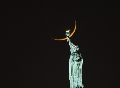 02-NYC-StanHonda-moon-Statue