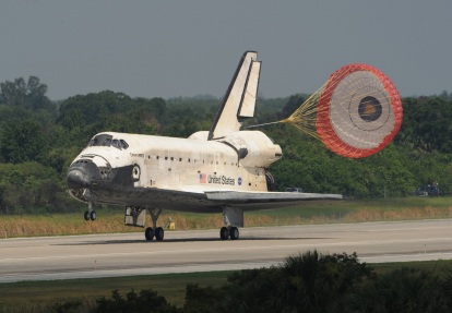 US-SPACE-SHUTTLE-DISCOVERY-LANDING